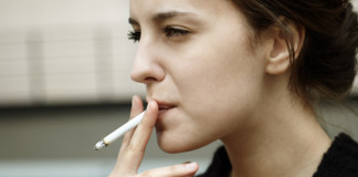 Dejar de fumar puede incrementar 10 años de vida entre mujeres