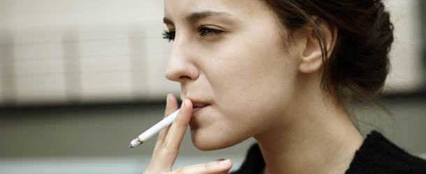 Dejar de fumar puede incrementar 10 años de vida entre mujeres