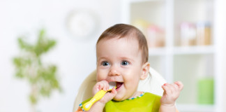 Deja que tu bebé coma jugando