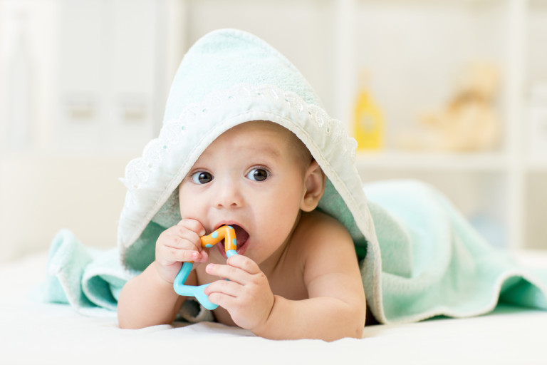 ¿Qué hacer cuando le salen los dientes a tu bebé?