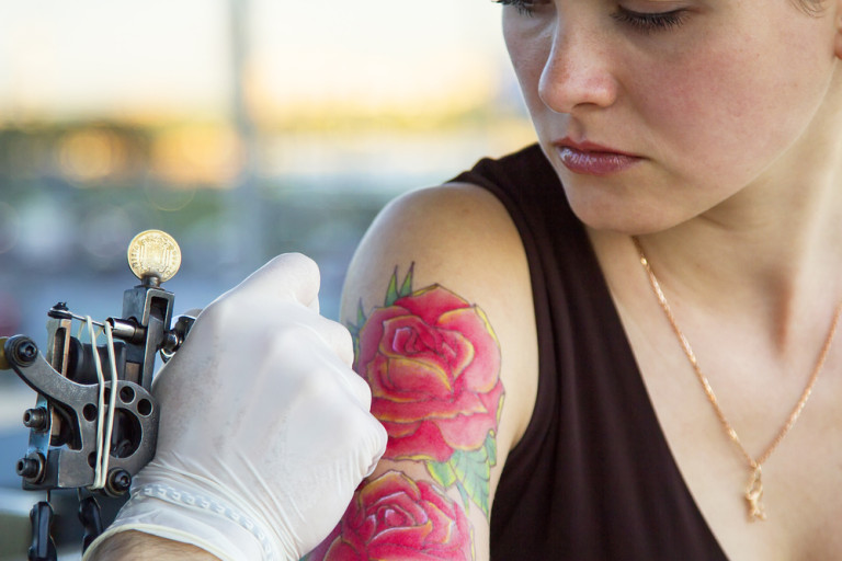 Hazte un tatuaje sin poner en riesgo tu salud