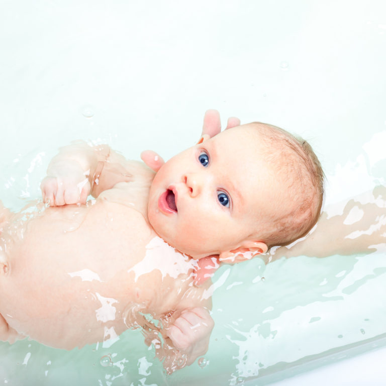 Cuidados al bañar a tu bebé