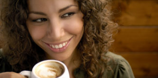 Cómo evitar que el café manche tus dientes