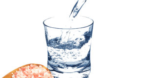 Beneficios de tomar agua con sal Beneficios de tomar agua con sal
