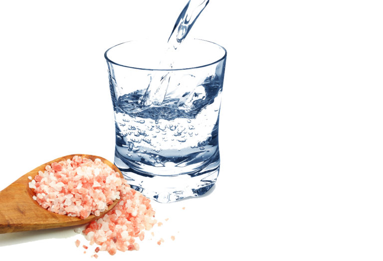 Beneficios de tomar agua con sal