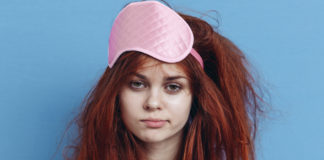 Esto le pasa a tu piel si duermes maquillada