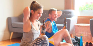 Haz yoga y bebe cerveza. Conoce esta nueva tendencia para ejercitarte