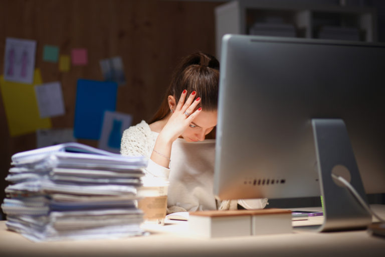 Hábitos de oficina que arruinan tu salud