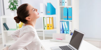 ¿Cuál es la postura correcta para trabajar frente a la computadora?