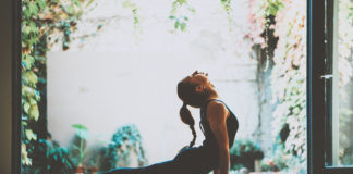 Por qué debes hacer yoga en las pausas activas