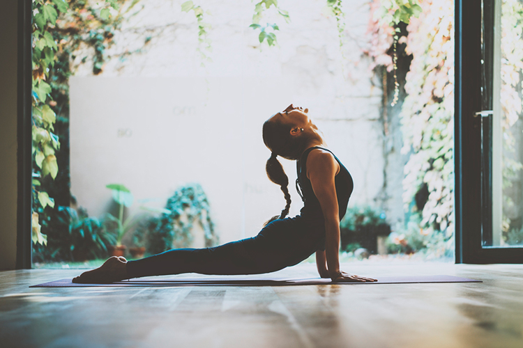 Por qué debes hacer yoga en las pausas activas