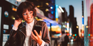 ¡Ten cuidado! Usar audífonos te puede dañar