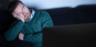 ¿Por qué no debes dormir con la TV encendida?