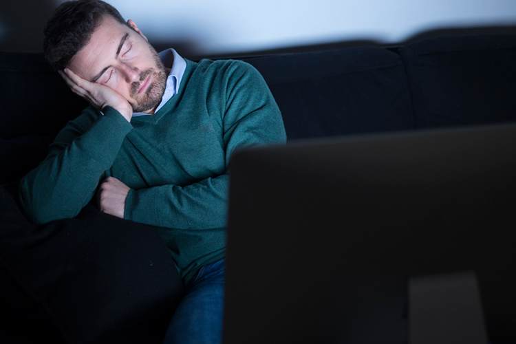 ¿Por qué no debes dormir con la TV encendida?