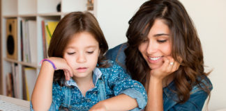 Descubre las ventajas de hacer la tarea con tus hijos