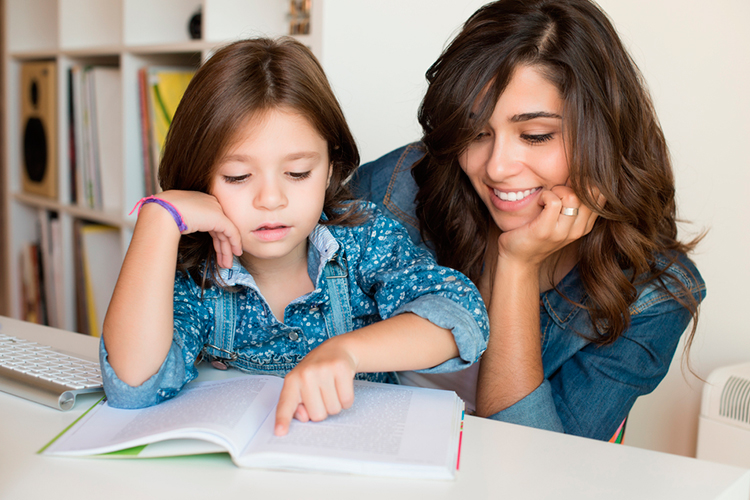 Descubre las ventajas de hacer la tarea con tus hijos