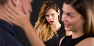 Ashley Madison: Ser infiel es la clave para un matrimonio feliz