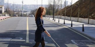 Crean un bastón inteligente con Google Maps para personas con discapacidad visual