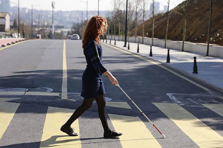 Crean un bastón inteligente con Google Maps para personas con discapacidad visual