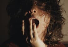 Tener sueño todo el día podría ser síntoma de Alzheimer