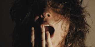 Tener sueño todo el día podría ser síntoma de Alzheimer