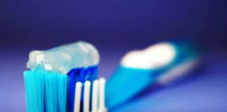 Que sea un hábito desinfectar tu cepillo de dientes