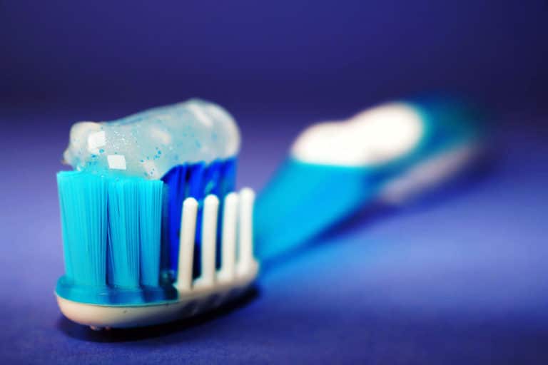 Que sea un hábito desinfectar tu cepillo de dientes